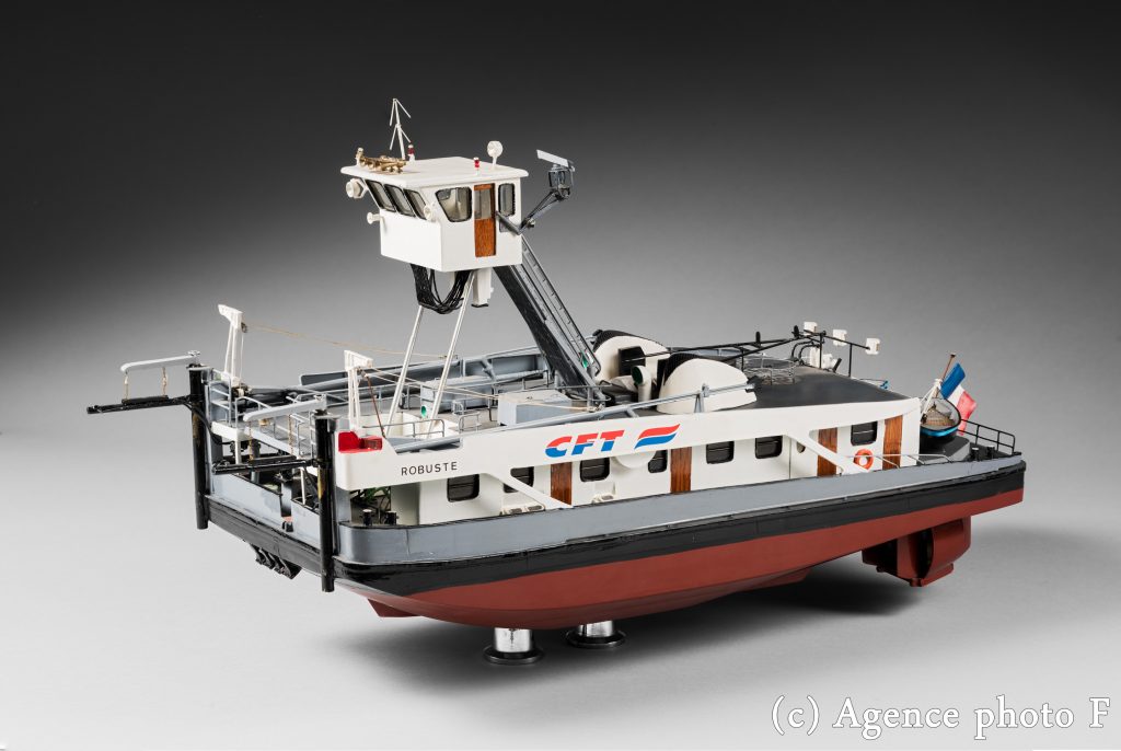 bateau pousseur